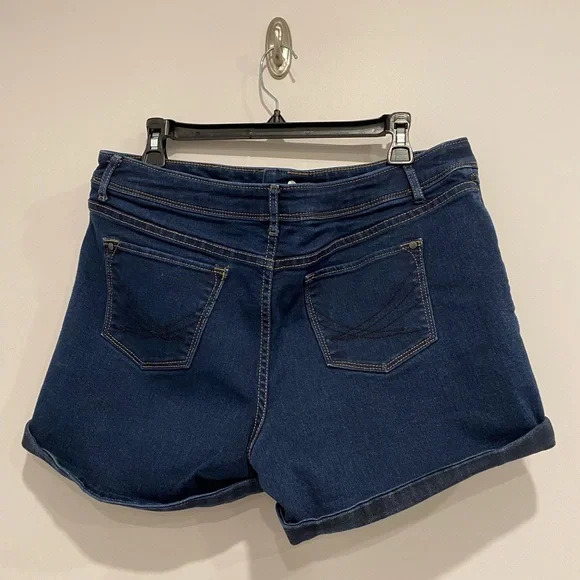 •2/$20• Simply Vera Dark Blue Denim Shorts with Cuff - Size 12 Short - Picture 2 of 3